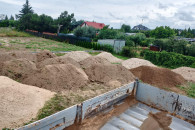 Podnosimy teren , obsypujemy pod ogrodzenie