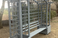 Pergola ogrodowa z ławka, donicami i łukiem