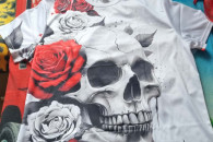 Koszulka z nadrukiem 3D w kwiaty i czaszki